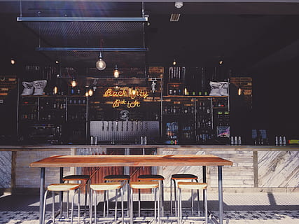 marró, comptador de barres, femta, barra, taula, tamboret, buit, cervesa artesanal, neó, signe, llum solar, puta de la ciutat, Milton Keyne, fusta, senyal de neó, lager brooklyn, cervesa, lager, restaurant, cafeteria, cadira, arquitectura, modern, a l'interior, nit, escena urbana, bar - establiment de begudes, ciutat, negocis, cap gent, 4K, CC0, domini públic, lliure de regalies