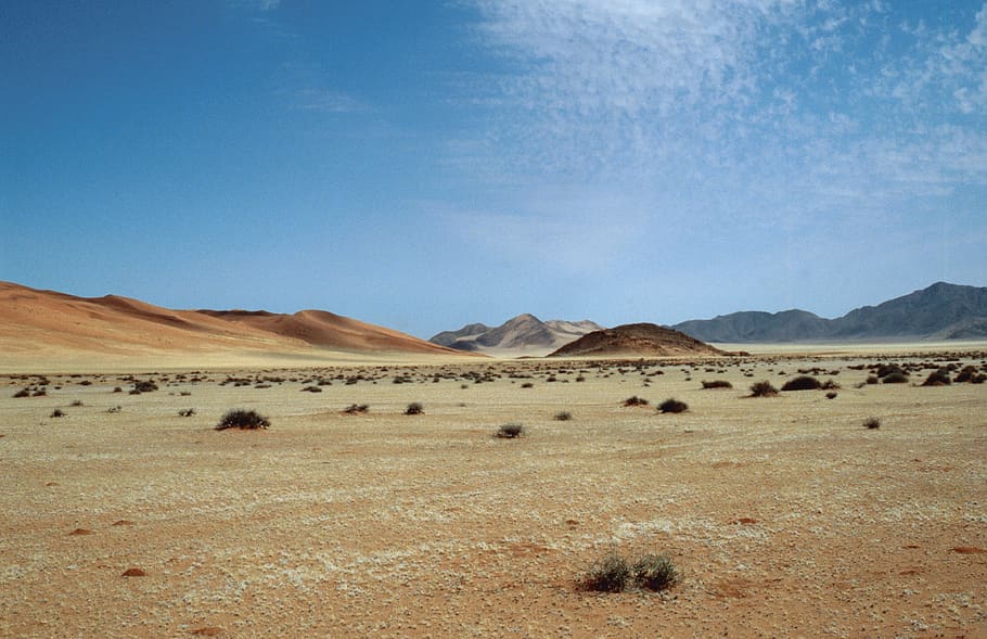 namibia, deserto, duna, paesaggio, ambiente, terra, montagna, scenics - natura, cielo, blu, scena tranquilla, catena montuosa, natura, nessuno, bellezza nella natura, giorno, la tranquillità, semi arido, scena non urbana, clima, clima arido, nuvola - cielo, prateria, 4K
