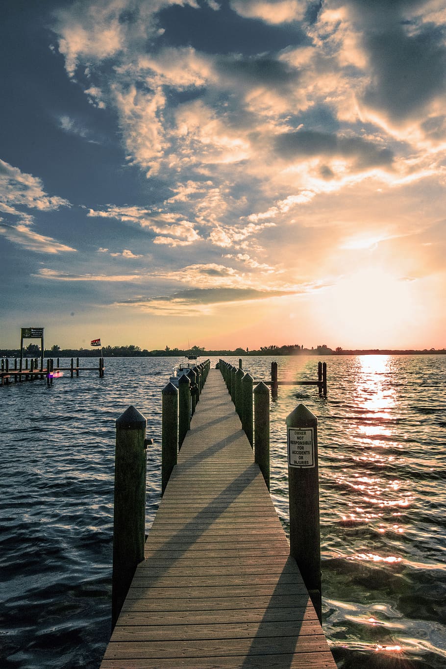 brun træ dock, boardwalk, skyer, dok, aften, anløbsbro, landskab, refleksioner, himmel, sol, solnedgang, vand, sky - himmel, skønhed i naturen, træ - materiale, scenics - natur, ro, rolig scene, mole, natur, hav, arkitektur, ingen mennesker, vejen frem, bygget struktur, retning, udendørs, træ, træpaneler, faldende perspektiv, stolpe, træ post, lang, 4K