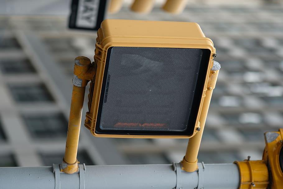 Licht, Ampel, Sicherheit, privates Postfach, Scheinwerfer, Audio-Lautsprecher, Elektronik, Redner, Schulbus, Bus, Fahrzeug, Transport, Tor, torii, Abschluss, Fackel, Neon-, Draht, Pipeline, Achterbahn, Fokus auf den Vordergrund, Technologie, Kommunikation, Gelb, Nahansicht, keine Leute, Verbindung, kabellose Technologie, Tag, Stillleben, Mobiltelefon, Metall, Bildschirm, Ausrüstung, Telekommunikationsausrüstung, draußen, tragbares Informationsgerät, Kunst, Kultur und Unterhaltung, modern, 5K