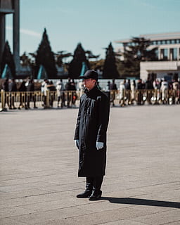 home, de peu, buit, camp, roba, abric, persona, humà, Plaça de Tiananmen, vianants, Beijing, Xina, vestit, màniga, sabata, calçat, jaqueta, gavardina, barana, màniga llarga, una persona, persones reals, arquitectura, estructura construïda, longitud completa, exterior de l'edifici, estils de vida, centrar-se en primer pla, dia, homes, persones incidentals, ciutat, activitat d'oci, naturalesa, llum solar, vista frontal, roba casual, a l'aire lliure, 4K, CC0, domini públic, lliure de regalies