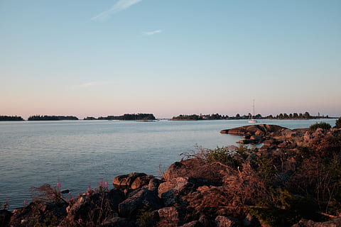 Švédsko, söderhamn, útesy, moře, koupání, západ slunce, letní, klid, chlad, život, Skandinávie, plachtění, nebe, voda, scenics - příroda, krása v přírodě, klidné scény, Příroda, Skála, nikdo, mimoměstské scény, rostlina, pevný, rock - objekt, idylický, kopie prostor, přistát, pláž, venku, 4K, CC0, veřejná doména, bez autorských práv