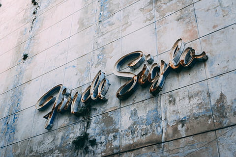 final siglo, parede, oxidado, Cuba, Havana, sapato, roupas, calçados, cinzento, superfície da parede, enferrujado, velho, moda antiga, placa, O comunismo, sinal de logotipo, ferrugem, texto, e comercial, alfabeto, recurso de construção de parede, visão de baixo ângulo, arquitetura, estrutura construída, exterior do edifício, ninguém, dia, metal, ao ar livre, estragado, intemperizado, atropelar, declínio, deterioração, segurança, abandonado, suspensão, 5K, CC0, domínio público, royalty free