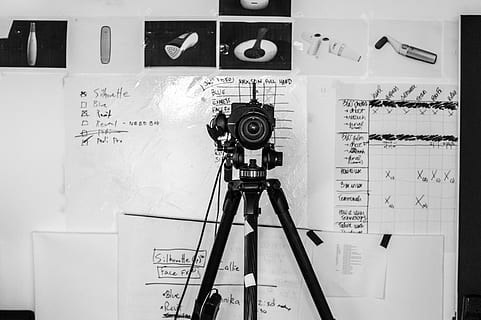 Kamera auf Stativ, Kommunikation, Stativ, drinnen, Fotografie-Themen, Technologie, keine Leute, Wandbau - Funktion, Kamera - Fotoausrüstung, Stillleben, Fotoausrüstung, Text, Ausrüstung, westliche Schrift, Papier-, Nahansicht, Kamera, Kunst, Kultur und Unterhaltung, Kreativität, Abwesenheit, Tag, Digitalkamera, 5K, CC0, gemeinfrei, lizenzfrei