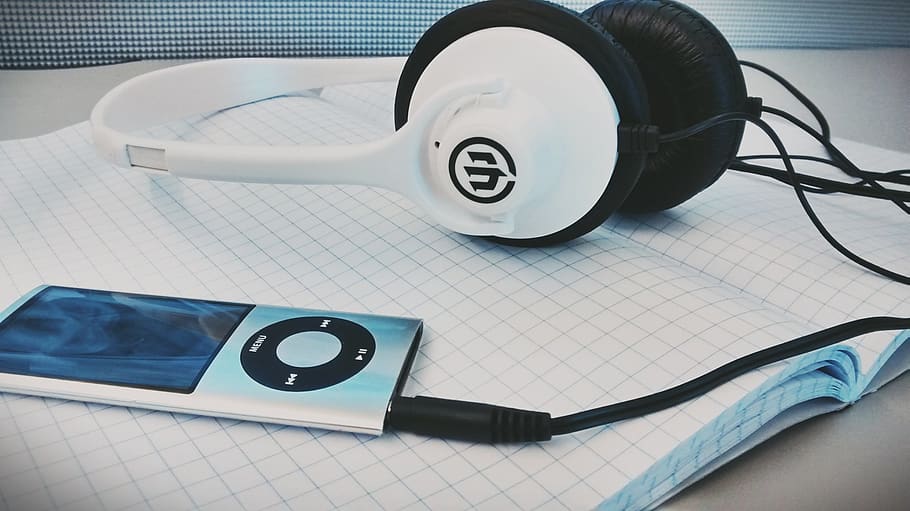 ipod, nano, poma, auriculars, àudio, feu clic a roda, Vella escola, tecnologia, música, Bloc de notes, a l'interior, natura morta, cap gent, comunicació, taula, salut i medicina, nombre, primer pla, vista d’angle alt, equip mèdic, instrument mèdic, paper, estetoscopi, subministraments mèdics, absència, blau, precisió, text, color negre, traça de pols, 2K