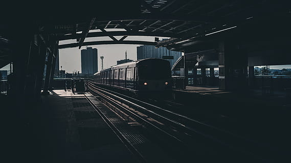 treno durante il giorno, treno, veicolo, mezzi di trasporto, terminale, stazione ferroviaria, rotaie, ferrovia, rotaia, metropolitana, autovettura, illuminazione, locomotiva, luce, bagliore, luce del sole, treno ad alta velocità, silhouette, urbano, costruzione, edificio per uffici, traccia, trasporto ferroviario, architettura, struttura costruita, modo di trasporto, trasporto pubblico, piattaforma della stazione ferroviaria, giorno, natura, all'aperto, nessuno, viaggio, treno - veicolo, connessione, stazione, colonna architettonica, piattaforma, soffitto, 5K, CC0, dominio pubblico, privo di copyright