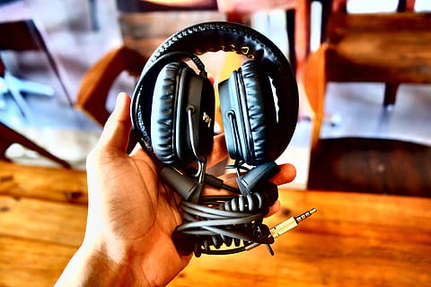 auriculares de música, tecnología, música, mano humana, mano, parte del cuerpo humano, participación, una persona, parte del cuerpo, centrarse en primer plano, adentro, de cerca, estilos de vida, persona irreconocible, hombres, perspectiva personal, material de madera, dedo humano, gente real, día, metal, dedo, extremidad humana, 4K