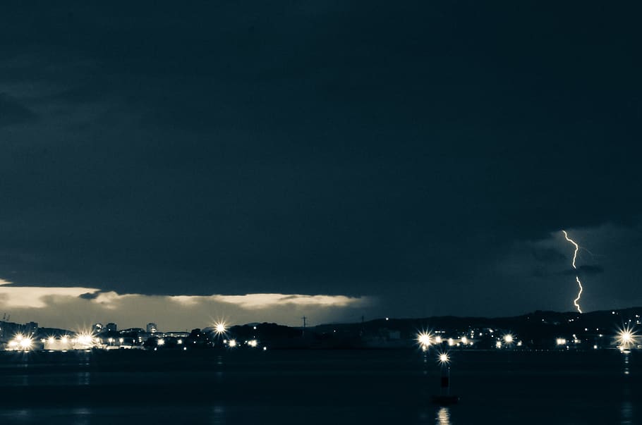 mørk, storm, lyn, skyer, lys, torden, sky - himmel, himmel, belyst, nat, magt i naturen, natur, strøm, arkitektur, ingen mennesker, bygning udvendig, kopiere plads, bygget struktur, skønhed i naturen, tordenvejr, udendørs, by, vand, 2K