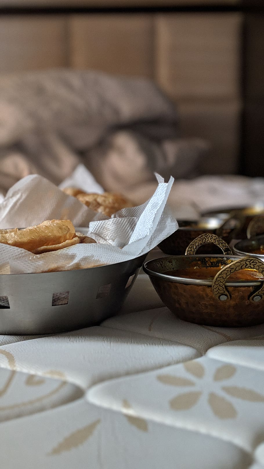dos bols grisos, menjar, timfú, Bhutan, pa, persona, humà, bun, bol, postres, pastisseria, plat, fusta, desi, hotel, menjar indi, indi, vestíbul, ceràmica, tassa de cafè, natura morta, paper, taula, enfocament selectiu, a l'interior, cap gent, primer pla, menjar i beguda, contenidor, art i artesania, frescor, tovalló, creativitat, centrar-se en primer pla, publicació, paper de seda, llibre, interior de casa, mobles, 4K