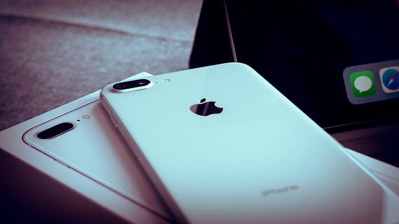 iphone, iphone 8 plus, primer pla, cap gent, a l'interior, comunicació, cultura i entreteniment artístic, tecnologia, centrar-se en primer pla, paper, natura morta, vista d’angle alt, taula, telèfon intel·ligent, sol objecte, tecnologia sense fils, telèfon mòbil, transport, música, enfocament selectiu, color negre, nombre, 4K, CC0, domini públic, lliure de regalies