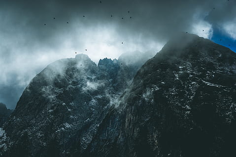 Serra, ennuvolat, cel, naturalesa, muntanya, a l'aire lliure, pic, ocell, animal, paisatge, temps, neu, panoràmica, gel, astronomia, univers, espai exterior, espai, oceà, aigua, mar, bellesa a la natura, escenics - natura, tranquil·litat, cap gent, escena tranquil·la, escena no urbana, vista d’angle baix, rock, fum - estructura física, arbre, núvol - cel, geologia, planta, dia, cim de muntanya, formació, 5K, CC0, domini públic, lliure de regalies