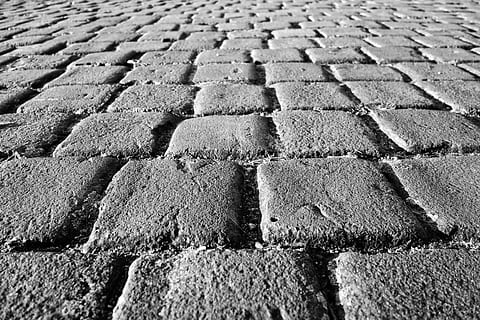 lappen, straatkei, weg, voetpad, bestrating, oppervlakte, onder de voet, wandelen, stedelijk, steen, patroon, structuur, volledig kader, achtergronden, dag, geen mensen, getextureerde, buitenshuis, natuur, hoge hoekmening, zonlicht, land-, solide, in een rij, ontwerp, herhaling, straat, zij aan zij, 5K, CC0, publiek domein, royaltyvrij