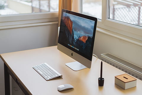Computer, Tastatur, Apfel, Elektronik, modern, Technologie, Geschäft, Büro, Arbeit, Schreibtisch, Tabelle, Bildung, Stuhl, Fenster, Vorhang, Verbindung, drinnen, Stillleben, kabellose Technologie, keine Leute, Möbel, Laptop, Computerausrüstung, Kommunikation, High Angle View, Desktop-PC, Tag, 5K, CC0, gemeinfrei, lizenzfrei