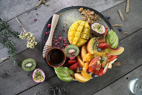 Obst, Mango, Gemüse, Genießer, gesund, Essen und Trinken, Lebensmittel, gesundes Essen, Frische, Holz - Material, Wohlbefinden, High Angle View, Tabelle, direkt darüber, Wahl, Variation, drinnen, Beerenfrucht, Kiwi, keine Leute, Haushaltsausstattung, Scheibe, Stillleben, Mahlzeit, 5K, CC0, gemeinfrei, lizenzfrei