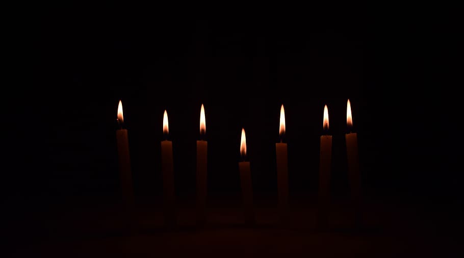 stearinlys, på, syv, lys, opkald, voks, ild, fest, brænding, mørk, strålende, væge, brænde, varme, glødelampe, dekorative, obscurium millenium, tændte stearinlys, tændt stearinlys, stearinlys med ild, stearinlys belysning, episk, hellige, tapet, flamme, sort baggrund, indendørs, varme - temperatur, brand - naturligt fænomen, studio skud, ingen mennesker, tæt på, belyst, religion, kopiere plads, mørkt rum, i en række, sted for tilbedelse, natur, gruppe af objekter, 5K