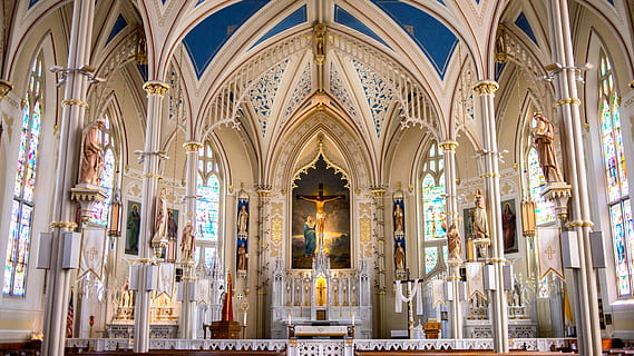 interior de la iglesia, religión, lugar de adoración, creencia, espiritualidad, arquitectura, edificio, estructura construida, arco, adentro, columna arquitectonica, Arte y artesanía, nadie, destinos de viaje, altar, Vitral, vaso, techo, arquitectura y arte, equipo religioso, 5K, CC0, dominio público, libre de derechos