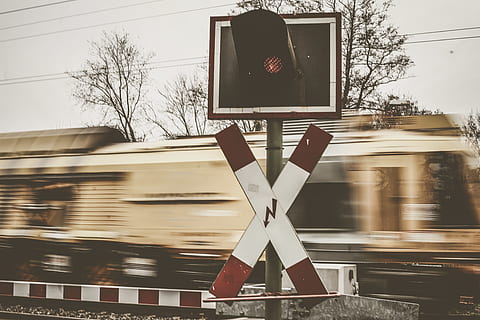 rødt stopplys, annonse, luftfartøy, kjøretøy, transport, fly, Kunst, billboard, skilt, symbol, plakat, tekst, asfalt, collage, maleri, vei, ord, veggmaleri, lerret, buss stopp, sløret bevegelse, tre, bevegelse, transportmiddel, jernbane transport, jernbaneovergang, offentlig transport, tog, ingen folk, bare tre, land kjøretøy, dag, utendørs, tog - kjøretøy, by, arkitektur, hastighet, natur, 2K, CC0, offentlig domene, opphavsrett gratis