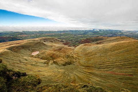 zielona góra pokryta, Natura, na dworze, Góra, sceneria, krajobraz, Płaskowyż, nachylenie, łąka, pole, panoramiczny, wylądować, Wieś, pustynia, wzgórze, mesa, ziemia, gleba, wulkan, krater, dolina, chmura - niebo, środowisko, niebo, piękno natury, scena pozamiejska, scenics - natura, spokój, żadnych ludzi, spokojna scena, dzień, geologia, idylliczny, wysoki kąt widzenia, zdalny, Geografia fizyczna, cele podróży, krater wulkaniczny, półsucha, 5K, CC0, domena publiczna, darmowe zdjęcia