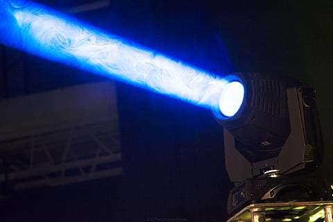 schwarzes Punktlicht, Nacht-, beleuchtet, keine Leute, Technologie, Blau, Flachwinkelansicht, Licht - natürliches Phänomen, Kommunikation, Zeichen, Lichtanlage, Bewegung, Transport, die Architektur, draußen, dunkel, Stadt, Natur, Nahansicht, 5K, CC0, gemeinfrei, lizenzfrei