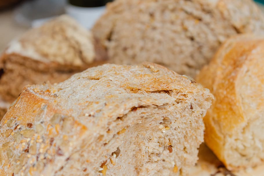 brød, mad, morgenmad, mad og drikke, friskhed, tæt på, klar til at spise, ingen mennesker, indendørs, fokus på forgrunden, bagt, stilleben, sund kost, velvære, overbærenhed, gruppe af objekter, sødt mad, hjemmelavet, selektiv fokusering, medium gruppe af objekter, fuldkorn, indisk mad, snack, fristelse, slankekure, 5K
