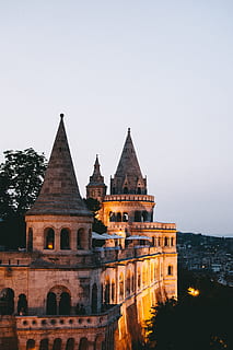 catedral marró, edifici, fletxa, campanar, torre, arquitectura, metròpolis, ciutat, urbà, castell, cúpula, nit, europa, Hongria, budapest, estiu, a l'aire lliure, habitatge, fort, estructura construïda, exterior de l'edifici, cel, cel clar, història, naturalesa, còpia espai, el passat, destinacions de viatge, viatjar, religió, cap gent, lloc de culte, creença, turisme, aigua, civilització antiga, 5K, CC0, domini públic, lliure de regalies