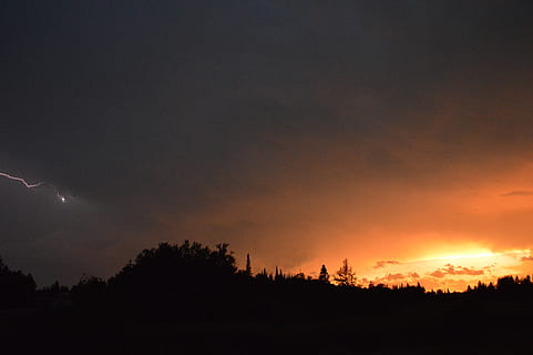 relámpago, puesta de sol, nubes, chispa, silueta, cielo, belleza en la naturaleza, paisajes - naturaleza, árbol, escena tranquila, tranquilidad, nube - cielo, paisaje, ambiente, escena no urbana, naturaleza, nadie, planta, color naranja, idílico, oscuro, noche, tierra, al aire libre, 5K, CC0, dominio público, libre de derechos