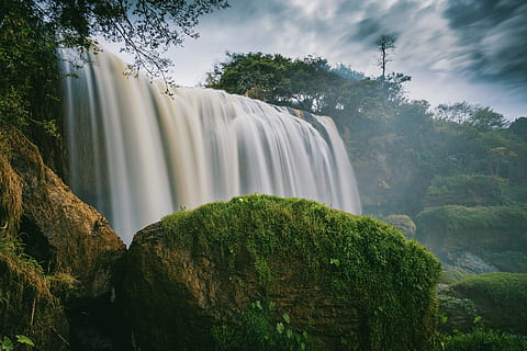 fotografia, cascades, envoltat, arbres, cascada, medi ambient, cau, bosc, paisatge, fulles, molsa, muntanya, naturalesa, a l'aire lliure, selva tropical, riu, roques, escènic, pedres, corrent, viatjar, aigua, desert, boscos, planta, arbre, escenics - natura, bellesa a la natura, exposició llarga, moviment, aigua que flueix, creixement, dia, que flueix, cap gent, cel, moviment borrós, terra, 5K, CC0, domini públic, lliure de regalies