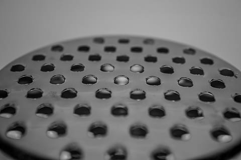 calculator, Electronică, tastatura, hardware-, hardware-ul computerului, tastatură, sferă, gaură, canal, prundiș, textură, podea, balon, alb, gudron, medicament, capacul obiectivului, şirag de mărgele, accesorii, a închide, în interior, metal, nici o persoana, selectiv, cerc, geometrică, formă, model, proiecta, studio shot, echipamente de uz casnic, natură moartă, fundaluri, un singur obiect, vedere în unghi mare, curat, consecutiv, echipament, argintiu colorat, 5K, CC0, domeniu public, fără drepturi de autor