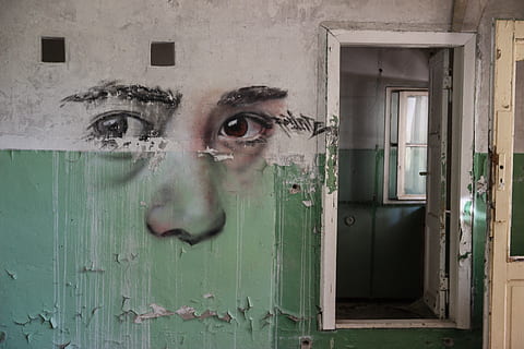 obre la porta, paret, porta, vogelsang, Alemanya, graffiti, humà, persona, art, art de carrer, marc de la porta, ulls, mural, pintura, presó, edifici, bunker, collage, publicitat, pòster, armari, arquitectura, entrada, finestra, estructura construïda, dia, cap gent, tancat, casa, material de fusta, exterior de l'edifici, abandonat, resistent, vell, aixafar, seguretat, espatllat, protecció, deteriorament, compost digital, 5K, CC0, domini públic, lliure de regalies