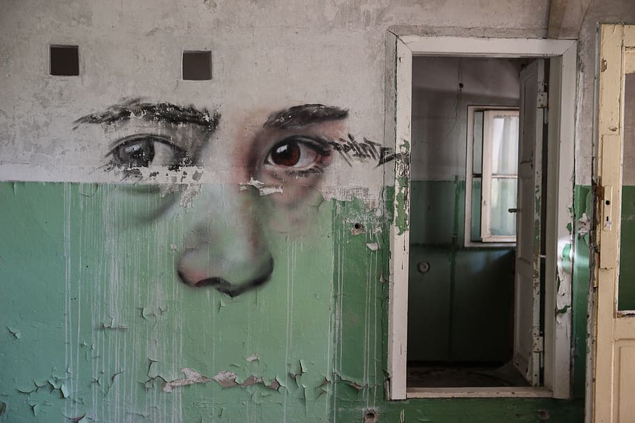 obre la porta, paret, porta, vogelsang, Alemanya, graffiti, humà, persona, art, art de carrer, marc de la porta, ulls, mural, pintura, presó, edifici, bunker, collage, publicitat, pòster, armari, arquitectura, entrada, finestra, estructura construïda, dia, cap gent, tancat, casa, material de fusta, exterior de l'edifici, abandonat, resistent, vell, aixafar, seguretat, espatllat, protecció, deteriorament, compost digital, 5K