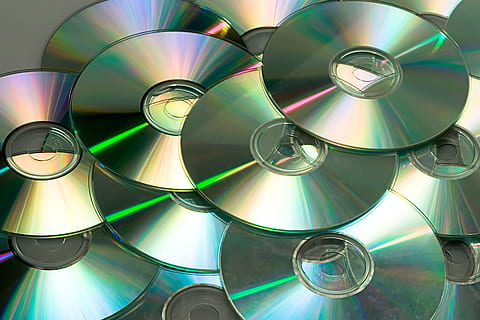 con2011, fons, en blanc, blu, blau, cd, dades, disc, dvd, entreteniment, plàstic, forma, tecnologia, resum, brillant, cap gent, marc complet, disseny, forma geomètrica, multicolor, grup d'objectes, grup, primer pla, tridimensional, patró, disc compacte, a l'interior, metall, tir de l'estudi, cercle, color plata, 2K, CC0, domini públic, lliure de regalies