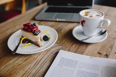 travail, restaurant:, macbook, cheesecake, tasse, café, espace de travail, lieu de travail, technologie, ordinateur, La technologie, mobile, bureau, bureau en bois, portable, fruits, gâteau, affaires, intérieur, table en bois, Nourriture et boisson, aliments, boisson, agresser, tasse à café, table, café - boisson, fraîcheur, à l'intérieur, bois - matériau, assiette, rafraîchissement, aliments sucrés, vaisselle, soucoupe, la communication, cuit, ustensile de cuisine, Technologie sans fil, personne, repas, petit déjeuner, 4K, CC0, domaine public, libre de droits