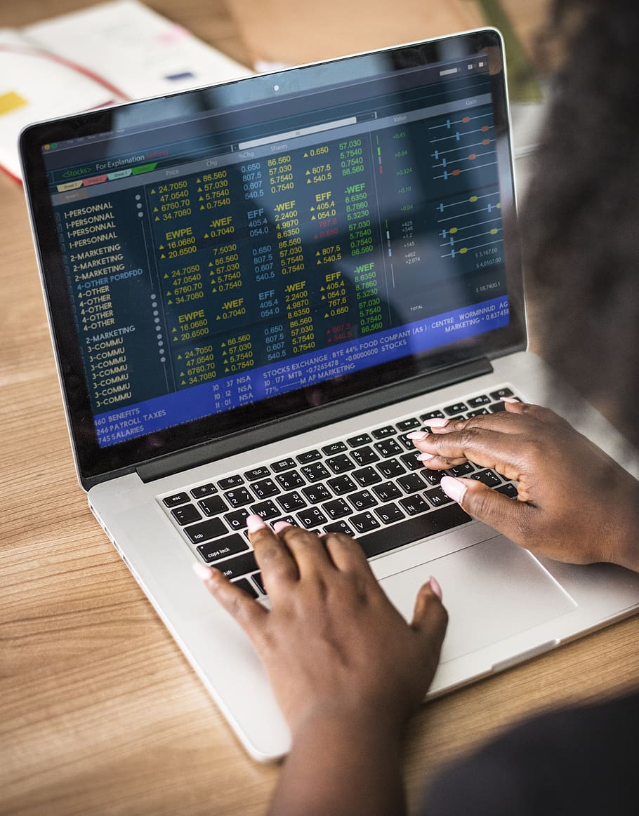convertit, MacBook, pro, dades, electrònica, intercanvi, Finances, gadget, mans, teclat, portàtil, pantalla, estoc, tecnologia, ordinador, tecnologia sense fils, mà humana, mà, una persona, comunicació, usant portàtil, persones reals, part del cos humà, connexió, a l'interior, taula, equips informàtics, dispositiu d’informació portàtil, treball, homes, ocupació, escriure, navegar per la xarxa, dit, 2K