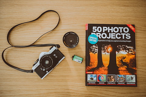 nero, telecamera, libro, Marrone, di legno, superficie, analogico, tecnologia, tavolo, legno - materiale, temi fotografici, in casa, comunicazione, nessuno, vista dall'alto, direttamente sopra, industria cinematografica, testo, natura morta, macchina fotografica - attrezzatura fotografica, sceneggiatura occidentale, musica, connessione, cultura artistica e intrattenimento, scrivania, cuffie, 4K, CC0, dominio pubblico, privo di copyright