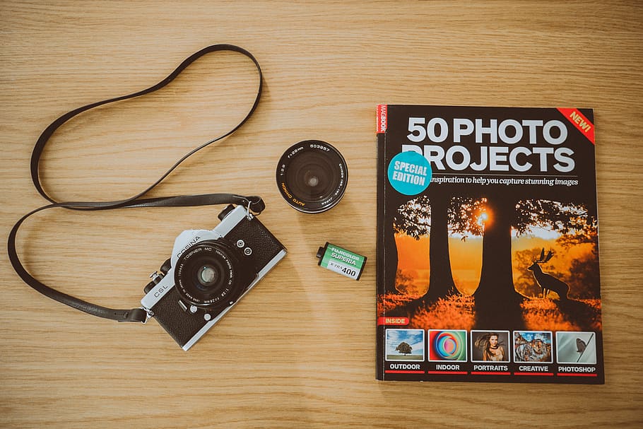 nero, telecamera, libro, Marrone, di legno, superficie, analogico, tecnologia, tavolo, legno - materiale, temi fotografici, in casa, comunicazione, nessuno, vista dall'alto, direttamente sopra, industria cinematografica, testo, natura morta, macchina fotografica - attrezzatura fotografica, sceneggiatura occidentale, musica, connessione, cultura artistica e intrattenimento, scrivania, cuffie, 4K