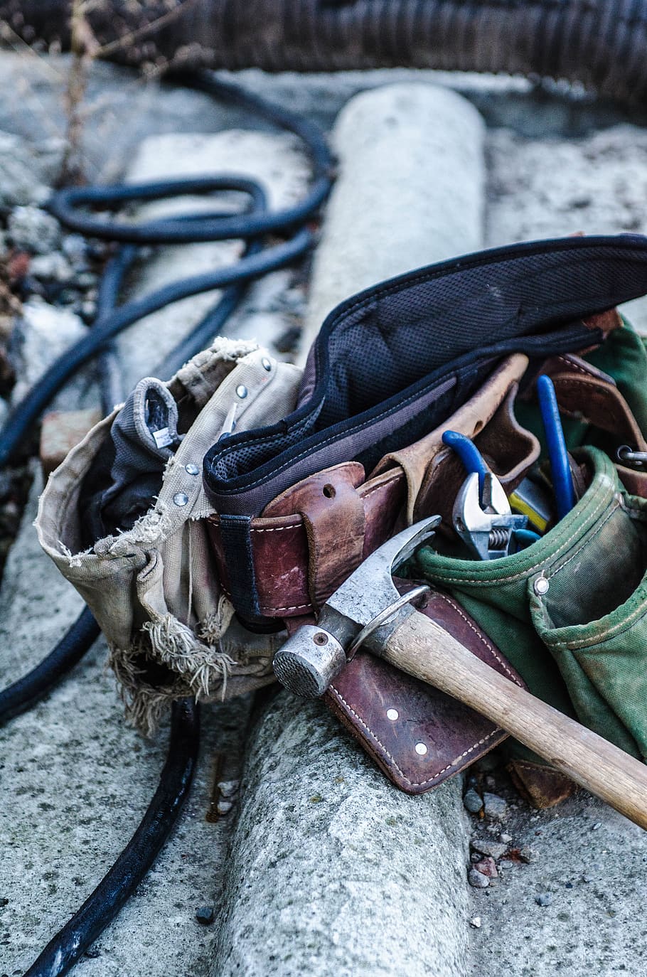 Dinge, Artikel, Arbeit, Job, praktisch, Werkzeuge, Konstruktion, Hammer, Schlüssel, Kabel, Tasche, Metall, keine Leute, Tag, Nahansicht, Fokus auf den Vordergrund, Ausrüstung, Schutz, Sicherheit, rostig, draußen, Stillleben, alt, Werkzeug, Verbindung, Arbeitsgerät, Handwerkzeug, Natur, High Angle View, obsolet, 4K