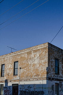 , exterior de l'edifici, arquitectura, estructura construïda, cel, blau, cel clar, edifici, finestra, cap gent, vista d’angle baix, dia, naturalesa, cable, barri residencial, còpia espai, paret, llum solar, vell, abandonat, espatllat, a l'aire lliure, arruïnat, apartament, 2K, CC0, domini públic, lliure de regalies