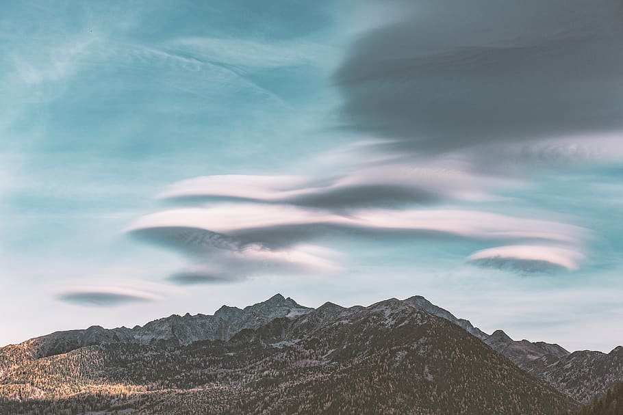 muntanya, núvols, cel, fred, la llum del dia, alt, gel, paisatge, cims de muntanya, muntanyes, naturalesa, fons de pantalla de la natura, escènic, neu, nevat, temps, fotografia gran angular, hivern, núvol - cel, bellesa a la natura, escenics - natura, escena tranquil·la, tranquil·litat, cap gent, Serra, vista d’angle baix, escena no urbana, idíl·lic, rock, a l'aire lliure, medi ambient, rock - object, dia, sòlid, cim de muntanya, formació, 5K