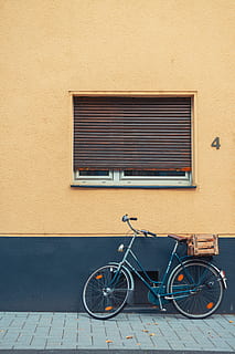 blå, trin-gennem cykel, hælder, væg, cykel, vindue, lukker, rusten, udendørs, gade, parkeret, køretøj, fortov, vindueblind, by-, by, facade, bygning, transportmidler, urban scene, gammel, transportform, hjul, ingen mennesker, cyklus, gammeldags, retro stylet, byliv, murbygningsfunktion, stationær, bygning udvendig, land køretøj, gul, Italien, kulturer, 5K, CC0, offentligt domæne, royaltyfrie