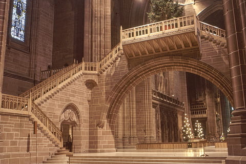 interno edificio marrone, costruzione, architettura, Chiesa, interior design, in casa, metropoli, città, cittadina, urbano, albero di Natale, Cattedrale, girato sul film, analogico, fotografia cinematografica, 35 millimetri, centro, ringhiera, corrimano, illuminazione, struttura costruita, arco, esterno dell'edificio, storia, il passato, destinazioni di viaggio, turismo, Inquadratura dal basso, viaggio, nessuno, giorno, colonna architettonica, all'aperto, vecchio, natura, luogo di culto, arcuato, 5K, CC0, dominio pubblico, privo di copyright