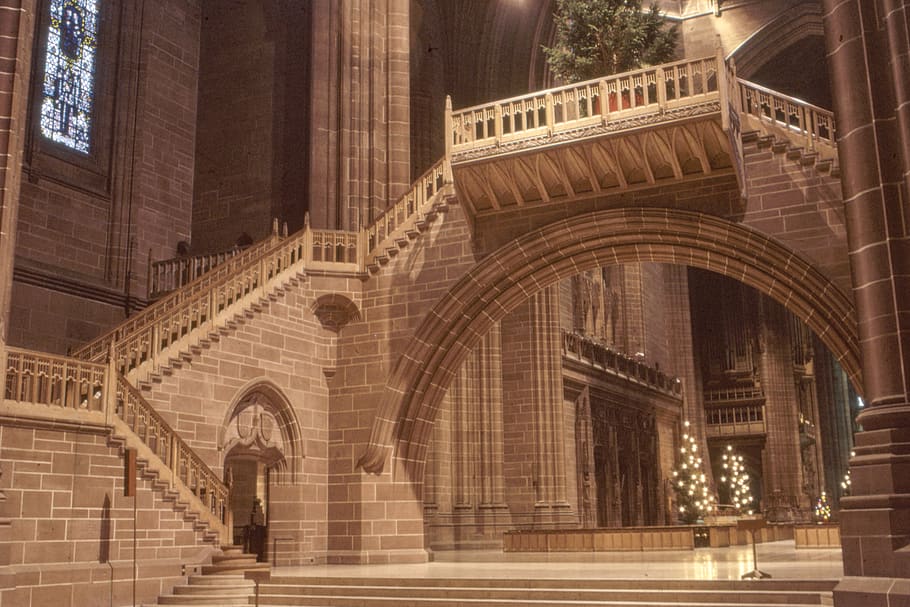 interno edificio marrone, costruzione, architettura, Chiesa, interior design, in casa, metropoli, città, cittadina, urbano, albero di Natale, Cattedrale, girato sul film, analogico, fotografia cinematografica, 35 millimetri, centro, ringhiera, corrimano, illuminazione, struttura costruita, arco, esterno dell'edificio, storia, il passato, destinazioni di viaggio, turismo, Inquadratura dal basso, viaggio, nessuno, giorno, colonna architettonica, all'aperto, vecchio, natura, luogo di culto, arcuato, 5K