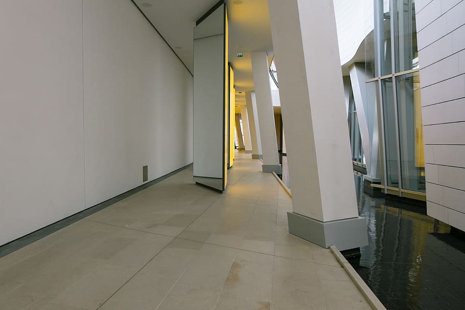 post de beton alb, arhitectură, clădire, pardoseală, în interior, construită, gol, coridor, arcadă, montare pe perete, nici o persoana, coloană arhitecturală, Intrare, reflecţie, absență, modern, uşă, iluminat, zi, parchet gresie, tavan, 4K