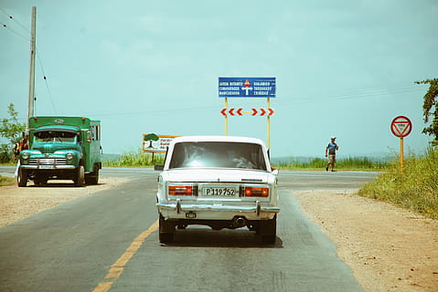 Cuba, Viñales, mezzi di trasporto, modo di trasporto, veicolo terrestre, strada, veicolo a motore, cartello, cielo, auto, comunicazione, giorno, segnale stradale, camion, testo, natura, in movimento, città, uomini, persone accessorie, persone reali, all'aperto, 4K, CC0, dominio pubblico, privo di copyright