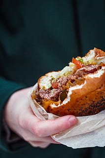 bitt, hamburger, grønnsaker, storfekjøtt, brød, burger, osteburger, nærbilde, nydelig, middag, EPICURE, hurtigmat, mat, matfotografering, foodporn, hånd, lunsj, måltid, kjøtt, smørbrød, matbit, gatemat, velsmakende, kjempegod, menneskelig hånd, mat og Drikke, holding, menneskelig kroppsdel, én person, friskhet, klar til å spise, studio skudd, fokusere på forgrunnen, spise sunt, midsection, innendørs, frukt, trøstemat, 5K, CC0, offentlig domene, opphavsrett gratis
