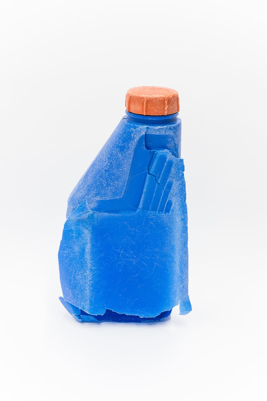 galó de plàstic blau, ampolla, cantimplora, plàstic, oceà, reciclar, mínim, malbaratament, medi ambient, escombraries, plàstic oceànic, blau, crack, Pol · lució, editorial, residus oceànics, reciclatge, Peter Clarkson, taronja, esquerdes, la vida, tir de l'estudi, fons blanc, a l'interior, sol objecte, tallar, cap gent, primer pla, contenidor, salut i medicina, còpia espai, menjar i beguda, natura morta, longitud completa, higiene, benestar, equipament, 2K