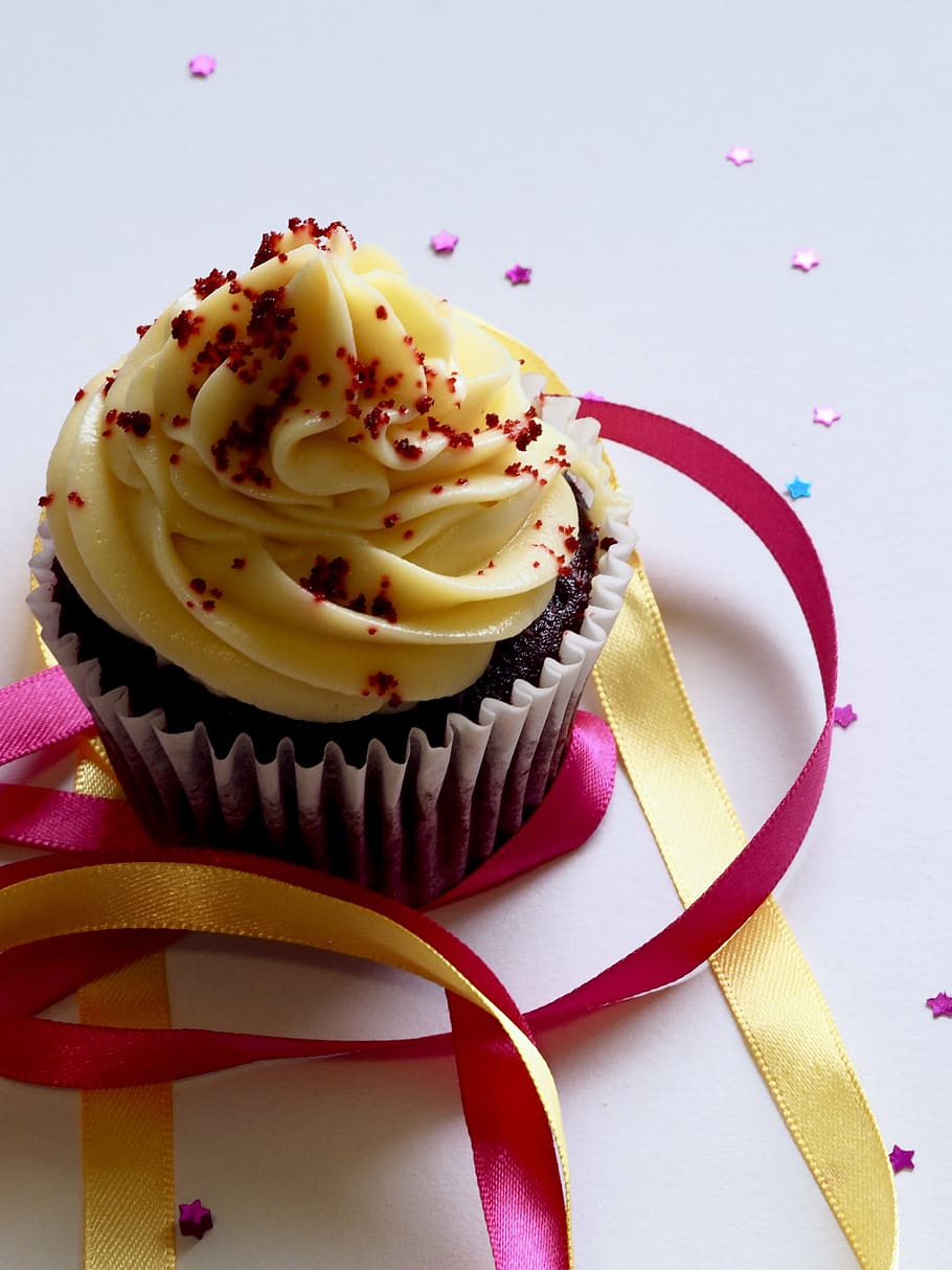 cupcake de xocolata, blanc, vermell, cobertes, enfornar, cocció, pastís, celebració, xocolata, pastís de xocolata, cupcakes de xocolata, primer pla, confeti, crema, cremós, cupcake, magdalenes, deliciós, menjar, purpurina, per molts anys, casolà, gel, indulgència, festa, pastisseria, cinta, ruix, sucre, tractar, menjar dolç, dolç, postres, menjar i beguda, temptació, frescor, menjar poc saludable, a l'interior, natura morta, llest per menjar, al forn, cap gent, color rosa, placa, 4K