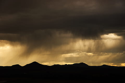 cielo nuvoloso, cielo, cielo drammatico, contrasto, tramonto, d'oro, silhouette, linea di montagna, buio, sfondo, pioggia, tempesta, nuvole tempestose, nuvole di tempesta, cielo scuro, paesaggio, natura, silhouette di montagna, nuvola - cielo, Paesaggi, Cloudscape, montagna, bellezza nella natura, all'aperto, cielo lunatico, deserto, crepuscolo, nessuno, colore arancione, estate, collina, catena montuosa, luce del sole, giallo, tempo metereologico, scena tranquilla, maestoso, sole, blu, 5K, CC0, dominio pubblico, privo di copyright