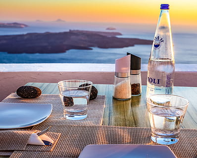 dois, Claro, copos de shot, bebida, garrafa, vidro, mobília, mesa, mesa de jantar, agua, garfo, talheres, álcool, ao ar livre, decoração de casa, garrafa de agua, água mineral, natureza, coquetel, cálice, mesa de café, mar, refresco, copo de bebida, equipamento doméstico, de praia, terra, comida e bebida, céu, por do sol, beleza na natureza, ninguém, dia, scenics - natureza, horizonte sobre a água, configuração, 4K, CC0, domínio público, royalty free