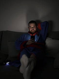 mand, sidder, sofa, ved brug af, smartphone, møbel, human, person, deutschland, Nurnberg, Nordstadt, stue, badekåbe, dreng, fyr, skæggede, skæg, sociale medier, social, tekstning, ser, forfra, en person, hjemlige værelse, indendørs, hanner, herrer, lempelse, voksen, rigtige mennesker, tre kvart længde, kigger på kameraet, hjem interiør, forretningsmand, livsstil, modne mænd, mørk, elektrisk lampe, 4K, CC0, offentligt domæne, royaltyfrie