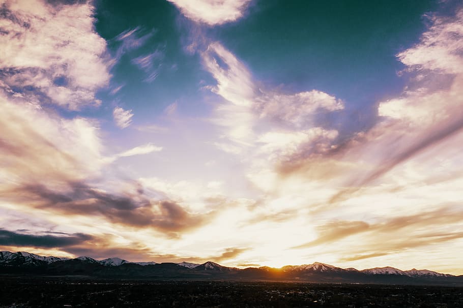 hvide skyer, skyer, cloudscape, daggry, dagslys, drone shot, skumring, aften, landskab, lys, bjerg, natur, udendørs, naturskøn, himmel, skyscape, sommer, sol, solrig, solopgang, solnedgang, rejse, utah, vejr, sky - himmel, skønhed i naturen, scenics - natur, rolig scene, ro, ingen mennesker, miljø, ikke-urbane scene, jord, idyllisk, orange farve, bjergkæde, sollys, dramatisk himmel, 5K